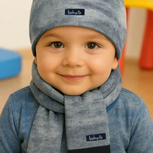 Cappellino e sciarpa in cotone elasticizzato con etichetta Babyvip