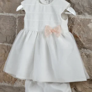 Vestitino in tela di cotone con inserto in tessuto con ricamo e fiocco in organza color pesca in contrasto + mutandina in tela di cotone abbinata