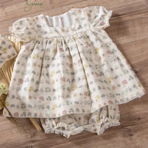 Vestitino neonata in tela di cotone organico con scollo quadro e maniche a palloncino