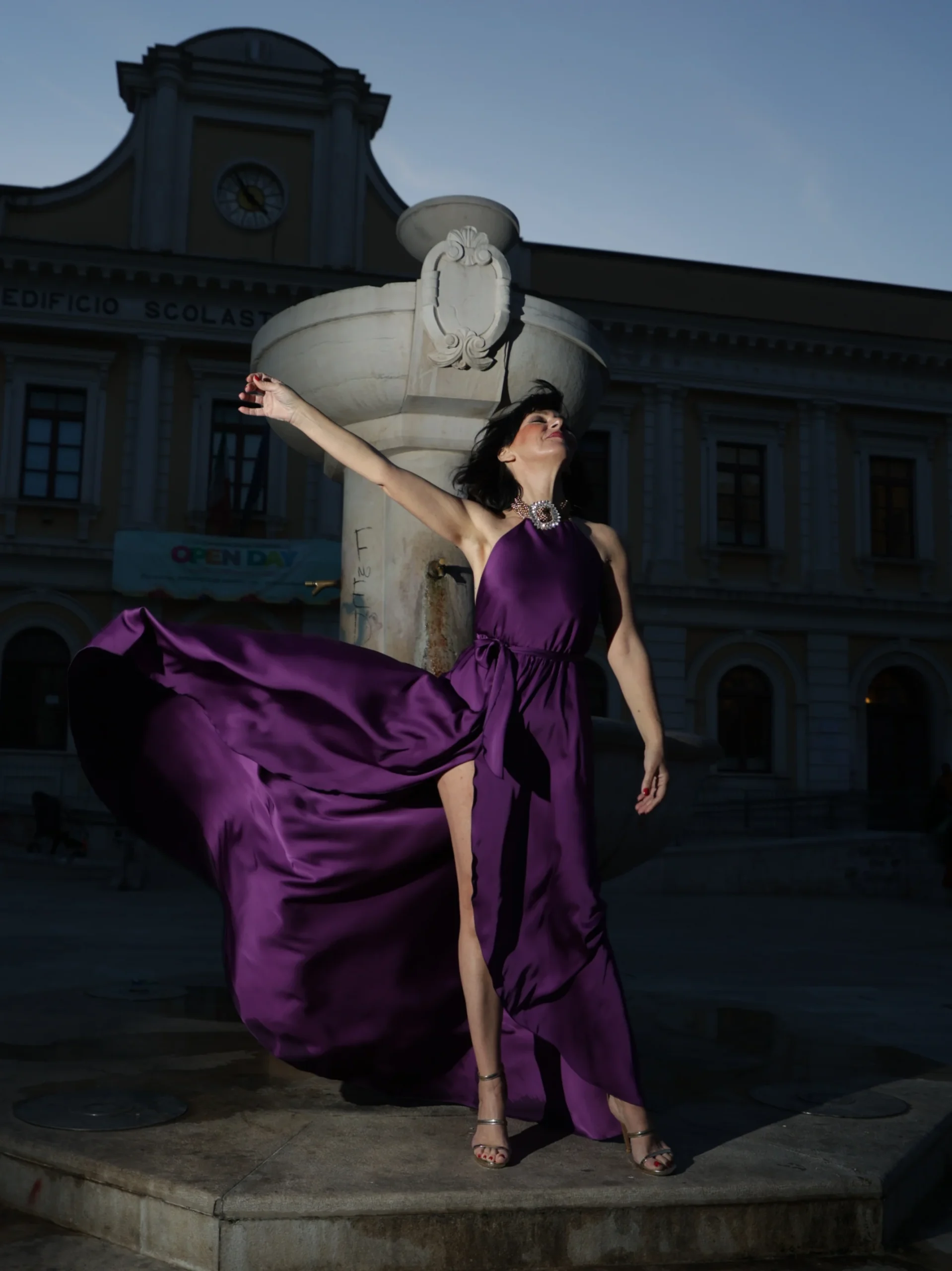 Abito Red Carpet lungo in satin viola con scollo americano e spacco - immagine 3