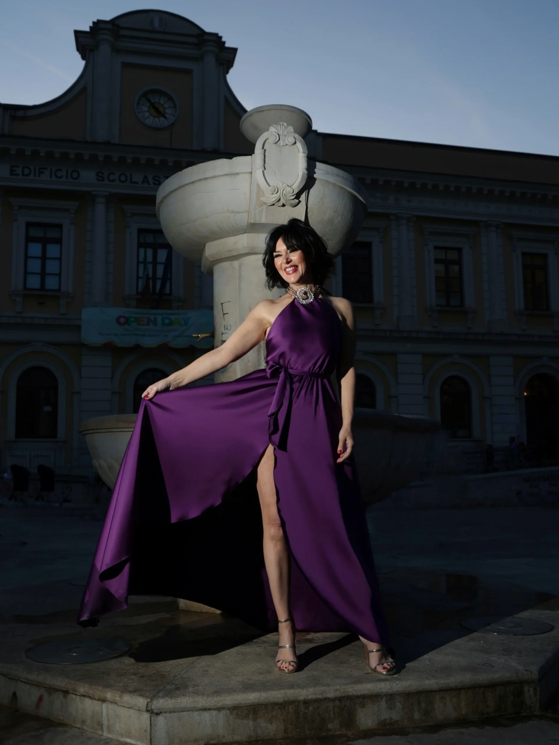 Abito Red Carpet lungo in satin viola con scollo americano e spacco - immagine 4